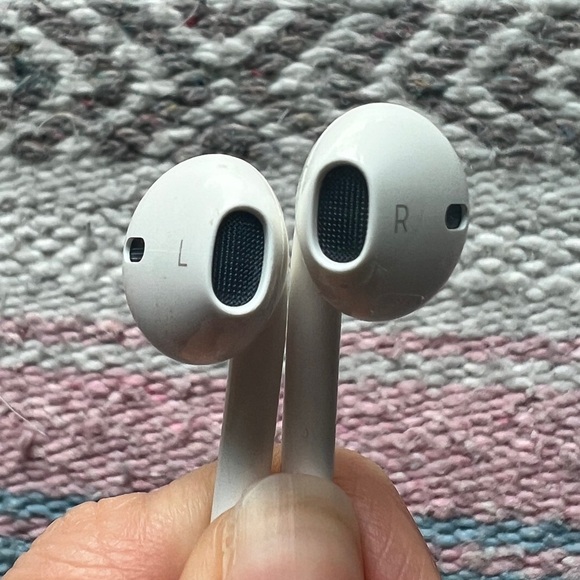 Apple Earphones with Remote and Mic for iPhone, iPod Touch, iPad (MB770G/A) - Picture 3 of 9